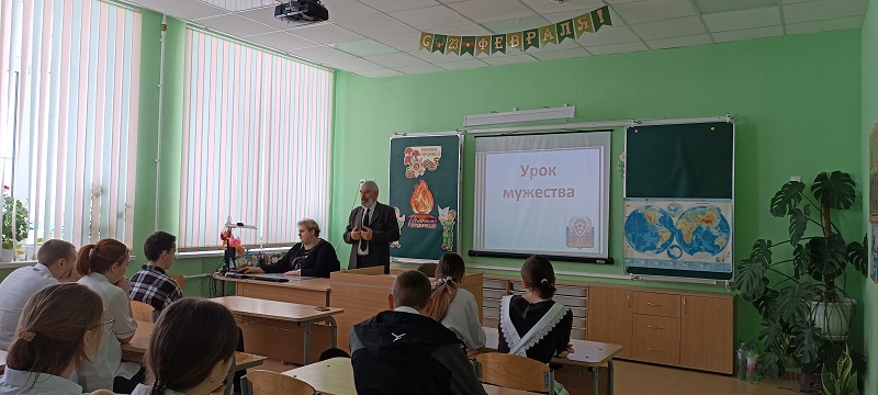 Агарков А.И. выступает перед старшеклассниками.